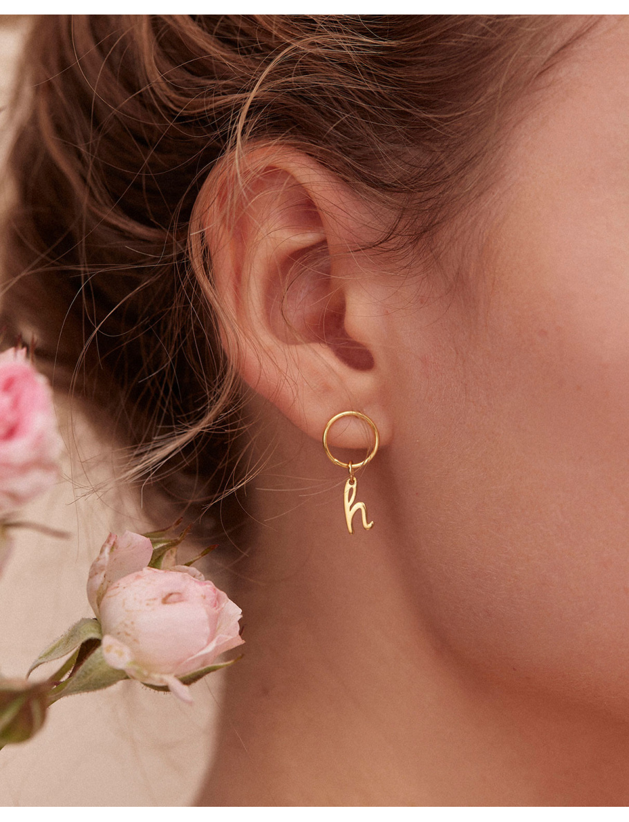 Gold-plated earrings with letter