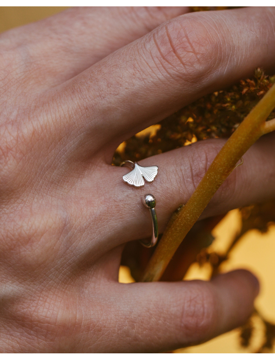 Srebrny pierścionek z liściem miłorzębu